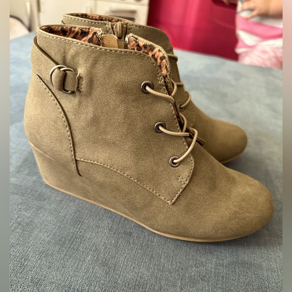 Size 4/5 Suede Booties 💅 Never worn